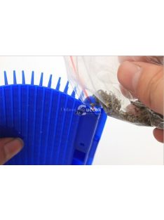   Falra szerelhető macskafésű és szőreltávolító kefe macskáknak