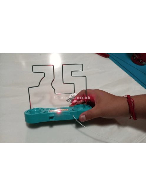 Kék színű vonalvezető labirintus készségfejlesztő játék gyerekeknek