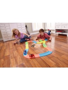   Autópálya játék szett világító autóval gyerekeknek és családi szórakozáshoz