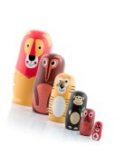 Fa matrjoska játék állatfigurákkal