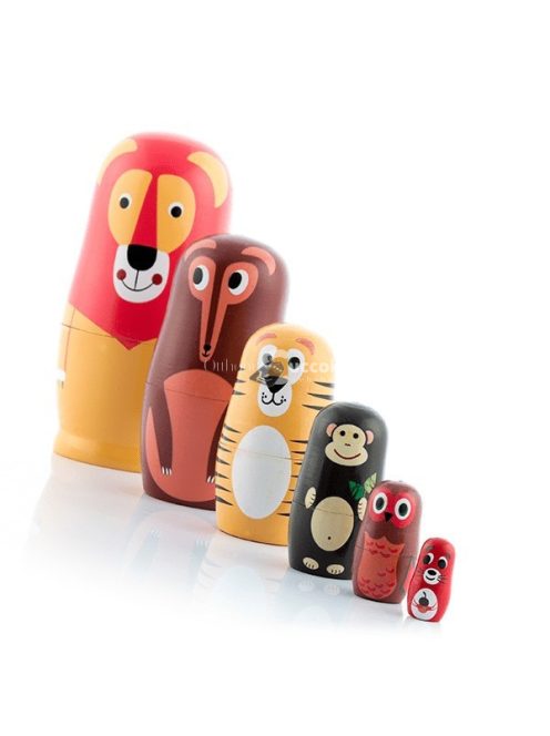 Fa matrjoska játék állatfigurákkal