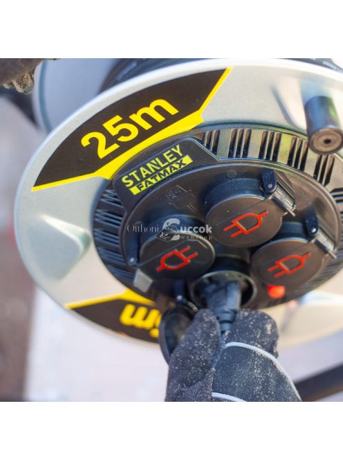 STANLEY SXECCM2FESE kültéri fém kábeldob, 25 m, IP44-es védelem, kábelvezető, masszív fém dob és láb, H07RN-F 3G2,5 mm2 kábel, m