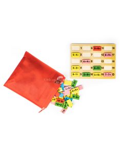 Matematikai oktató kockák dominókkal és táblával