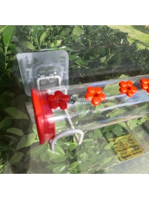 Ablakra helyezhető tapadókorongos etetőcső