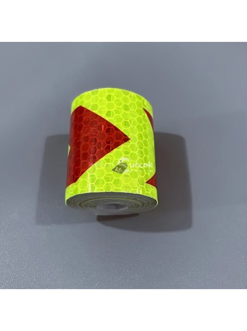 Fényvisszaverő biztonsági szalag járművekhez és pótkocsikhoz