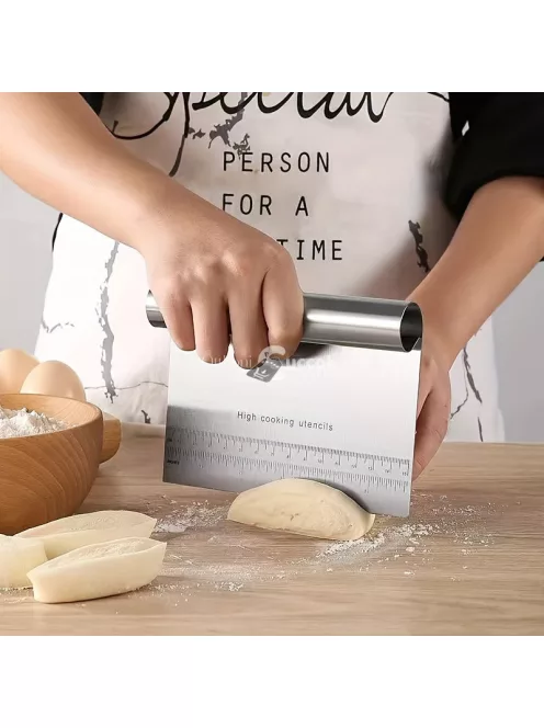 Rozsdamentes Acél Tésztavágó és Sütőkaparó Mérőjelölésekkel
