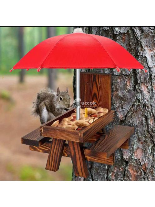 Tartós fából készült mókusetető esernyővel és kukoricacsutkával