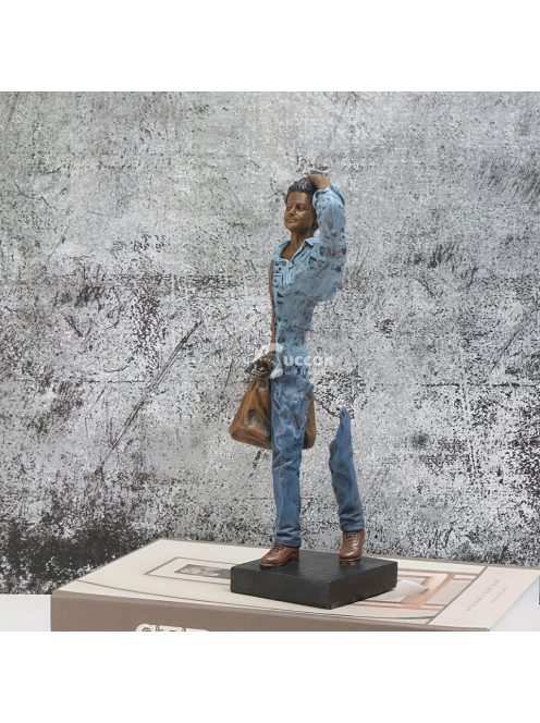 Gyanta  szobor figura