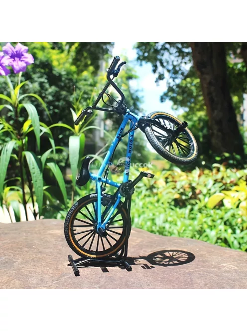 1:8 arányú ötvözetből készült BMX bicikli
