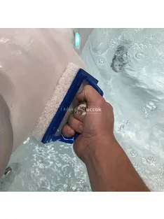 Medence tisztító kefe