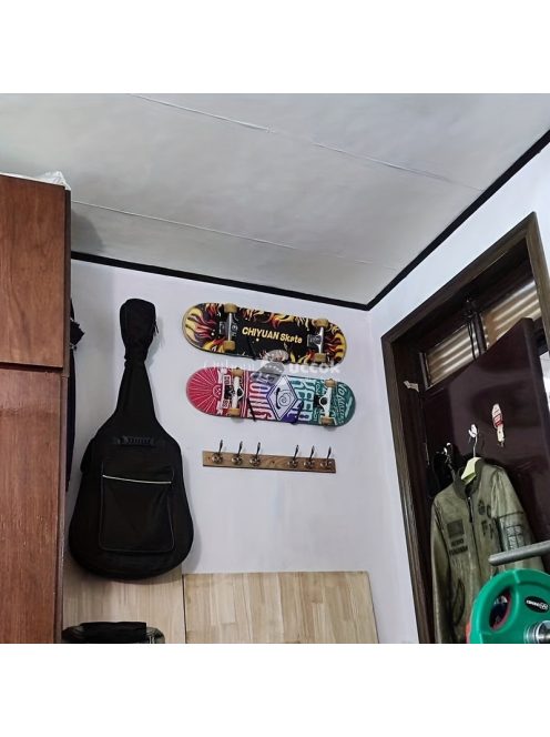 Falra szerelhető  gördeszkatartó