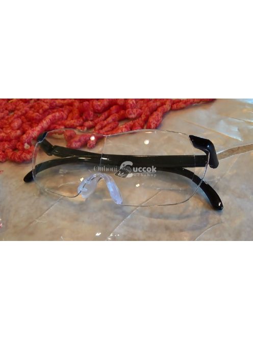 Nagyító lencsés szemüveg