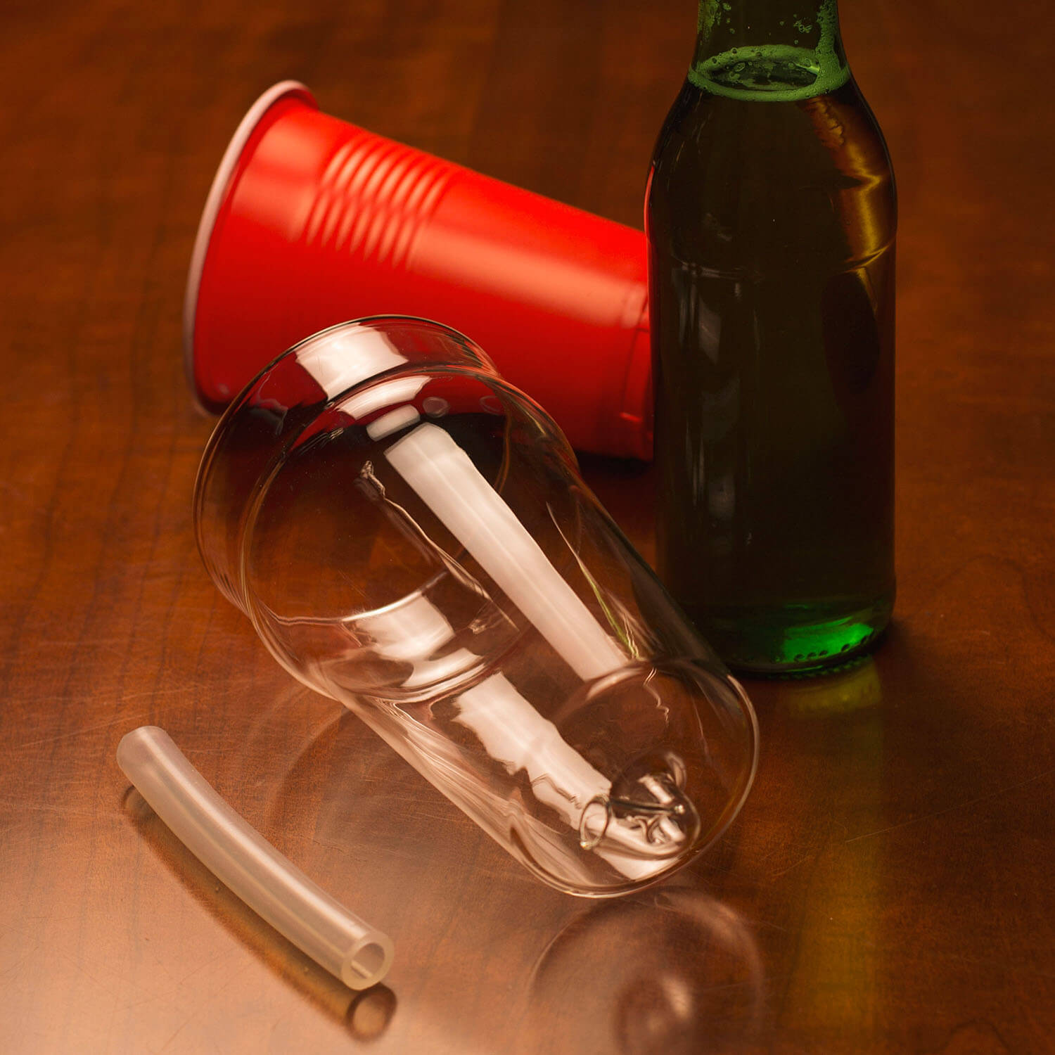 Sörös pohár csővel az alján