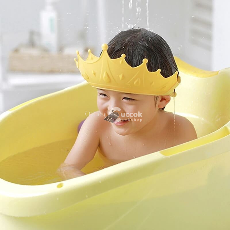Image of Korona formájú szemvédő hajmosó sapka gyerekeknek fürdéshez