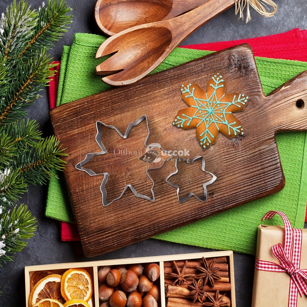 Image of 5 darabos Karácsonyi Süteményszaggató Készlet - Rozsdamentes Acél Hópehely Formák Ünnepi Sütéshez